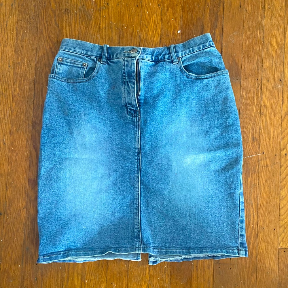Stretchy denim skirt. Classic fit slightly above knee.